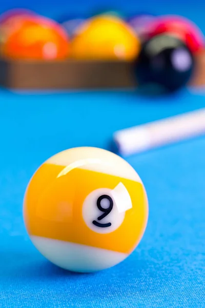 Більярд гра в більярдний басейн дев'ять м'яч з києм на більярдний стіл — стокове фото