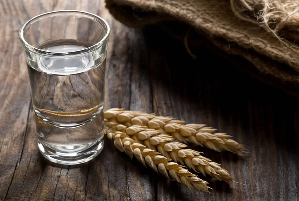 Licor duro alemán Korn Schnapps en vaso con espigas de trigo —  Fotos de Stock