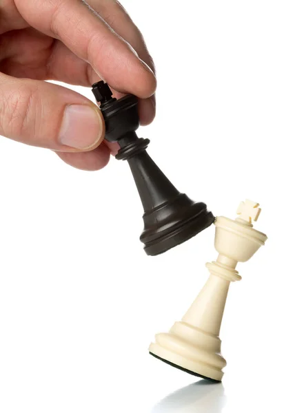 Rei figura de xadrez na frente da fila de figuras de xadrez peão — Fotografia de Stock