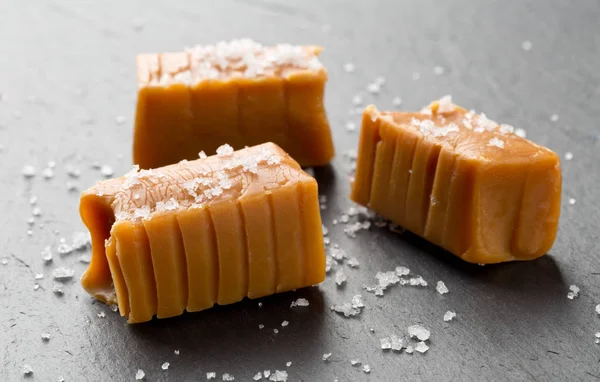 Merített karamell karamella darab tengeri só — Stock Fotó