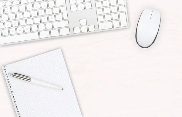 Zobrazení pracovní plochy bílé dřevěné office s počítačovou myš a klávesnici šip — Stock fotografie