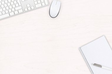 Beyaz ahşap ofis masa üstü görünümü bilgisayar fare ve keyboa ile