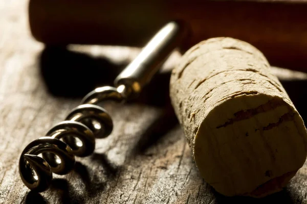 Korkenzieher mit Holzgriff und Korken aus Weinflaschen auf Holz — Stockfoto