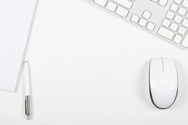Pohled shora bílá office desk s počítačovou myš, klávesnice, notepa — Stock fotografie