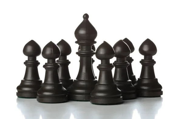 Figura de ajedrez corredor de pie entre figuras de ajedrez de peón — Foto de Stock