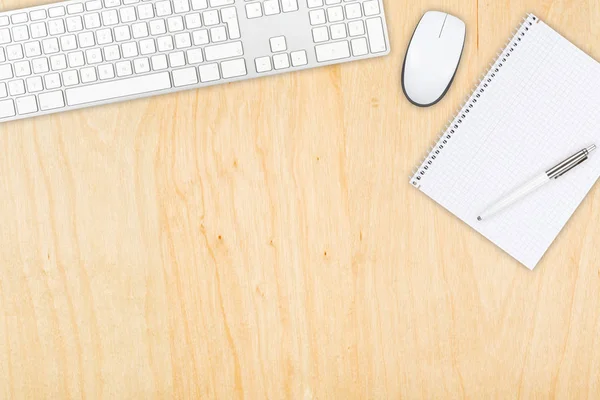 Braune Bürotischplatte aus Holz mit Computermaus und Tastatur — Stockfoto