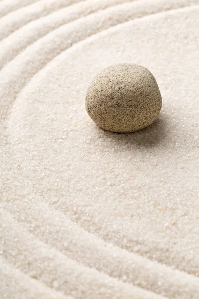 Arena zen y jardín de piedra con líneas curvas rastrilladas. Simplicidad, c — Foto de Stock