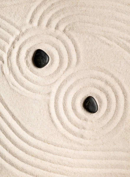 Jardin de sable et de pierre zen avec lignes, courbes et cercles râpés . — Photo