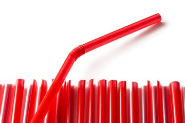 Kırmızı plastik çöp yapışkanlık dışarı bir saman ile satır
