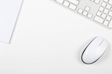 Beyaz ofis Resepsiyon üstten görünüm ile bilgisayar fare, klavye ve değil