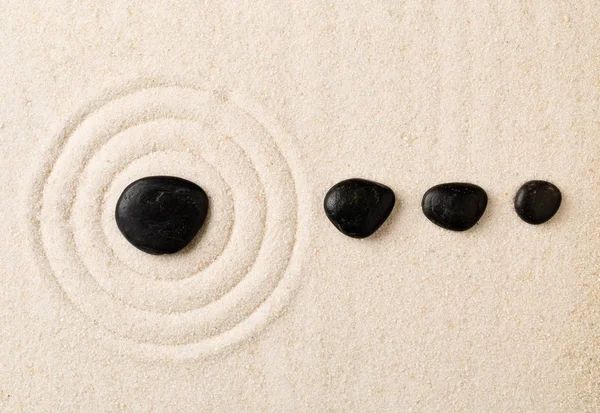 Jardin de sable et de pierre zen avec cercles râpés. Simplicité, concen — Photo