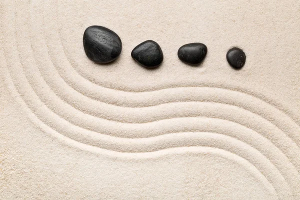 Zen Sand- und Steingarten mit geschwungenen Linien. Einfachheit, c — Stockfoto