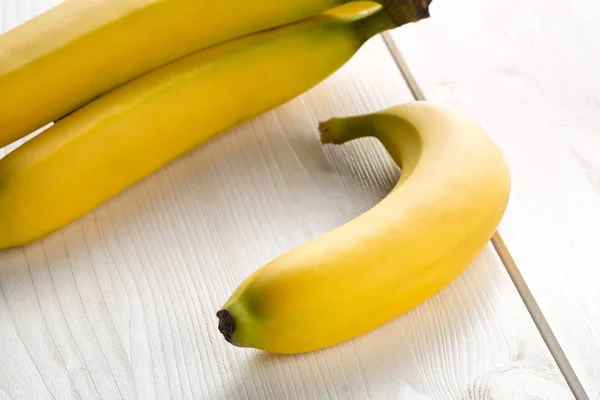 Bündel frischer, gelber, reifer Bananen auf dem Tisch — Stockfoto