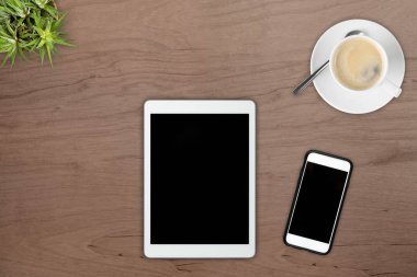 Akıllı telefon, tablet pc, pl ile kahverengi ahşap ofis Resepsiyon Üstten Görünüm