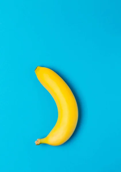 单新鲜, 黄色, 成熟的香蕉在青色 — 图库照片