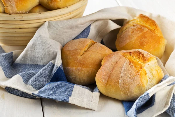 Bando de pães de trigo integral e fresco em cesto de panificação e em k — Fotografia de Stock