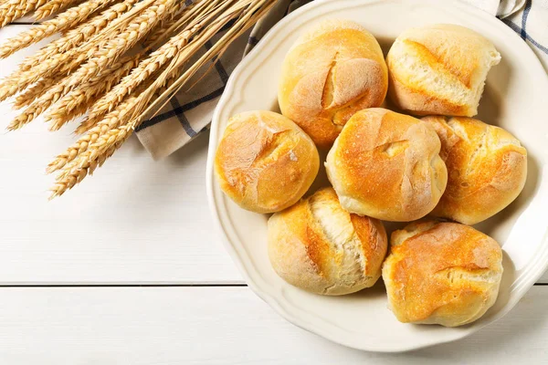 Μάτσο ολόκληρο, φρέσκο σιτάρι ψημένα ψωμάκια με σιτάρι αυτιά σε λευκό — Φωτογραφία Αρχείου