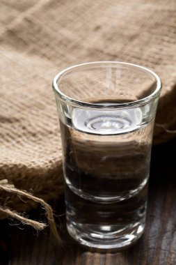 Alman burbonu Korn Schnapps kadeh tabloda