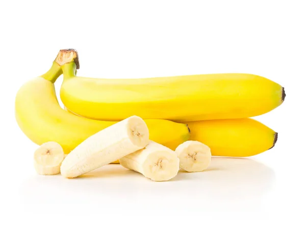 Bündel frischer, reifer, gelber Bananen mit geschnittenen Bananenstücken — Stockfoto