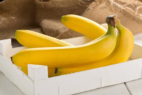 Bündel frischer, gelber, reifer Bananen in Schachtel — Stockfoto
