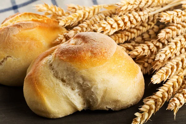 暗い w に小麦の穂の全部、新鮮な焼き小麦饅頭の束 — ストック写真