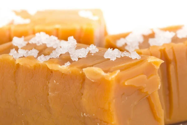 Handgemaakte karamel toffee stukken met zee zout macro — Stockfoto