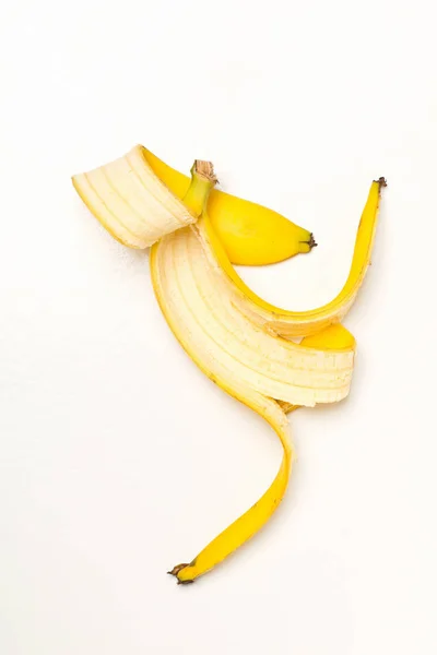 Gelbe Bananenschale auf weißem Boden — Stockfoto