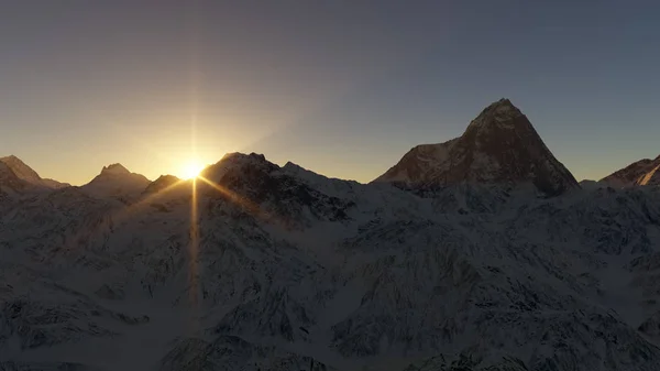 Nascer do sol atrás de picos de montanha alpina cobertos de neve — Fotografia de Stock