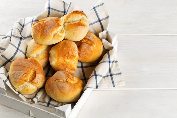 Bündel von ganzen, frisch gebackenen Weizenbrötchen im Holzblech mit Kitch — Stockfoto