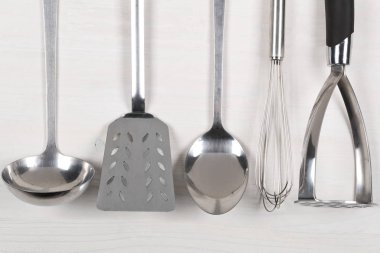 Satır kaşık ve o yukarıda spatula ile metal mutfak araçları