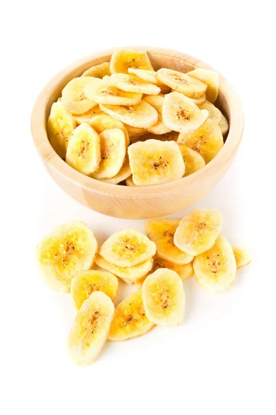Montón de chips de plátano seco snack en un tazón de madera sobre blanco —  Fotos de Stock
