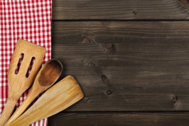 Beyaz ahşap t kırmızı ve beyaz mutfak havlu ile tahta kaşıklar