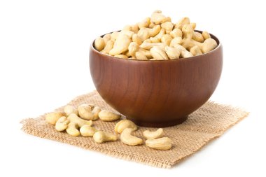 Ahşap kase ov taze, organik, Bütün kaşu fındık çekirdek yığını