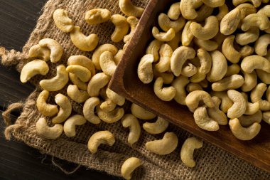 Ham, organik, Bütün kaşu fındık çekirdekleri ahşap plaka o yığını