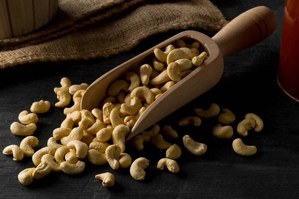 Haufen Roher Biologischer Ganzer Cashewnusskerne Holzlöffel Auf Dunklem Tisch Der — Stockfoto