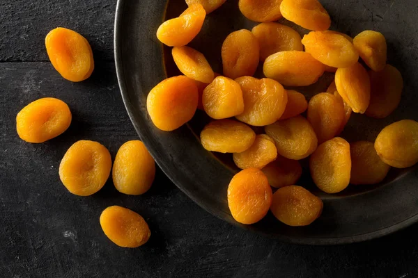 Fruta Albaricoques Secos Enteros Placa Rústica Sobre Fondo Mesa Madera — Foto de Stock