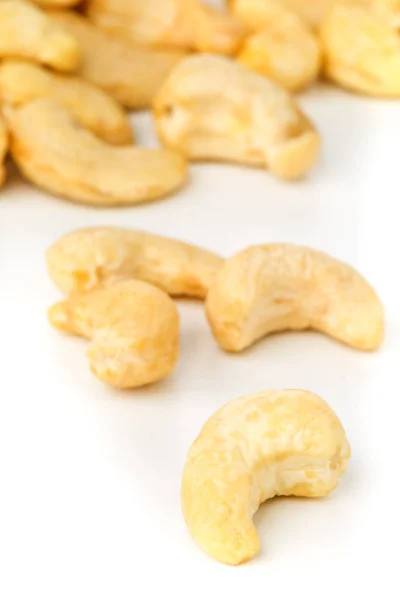 Närbild Ekologisk Hela Cashewnöt Kärnor Över Vit Bakgrund Med Selektiv — Stockfoto