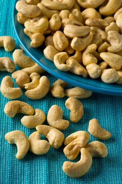 Haufen Roher Biologischer Cashewnusskerne Auf Blauem Teller Und Blauem Hintergrund — Stockfoto