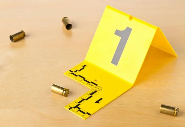 Investigação de cena de crime CSI marcador de evidência com cartuchos de bala — Fotografia de Stock