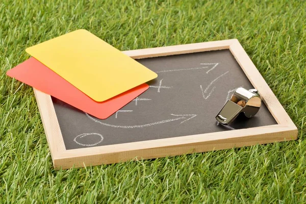 Voetbal sport scheidsrechter chroom fluitje met spel strategie tekening — Stockfoto