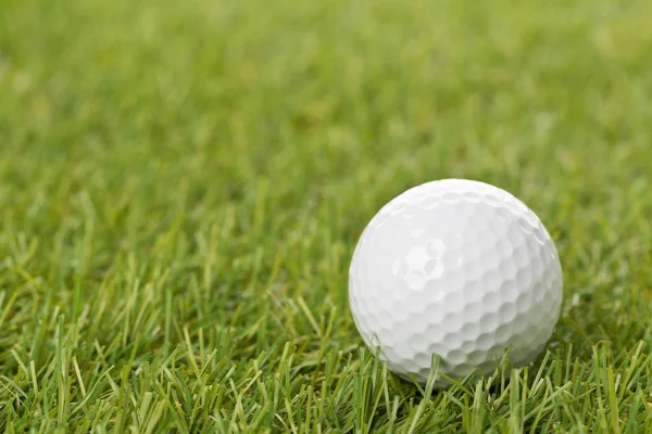 Pelota de golf blanca en césped de hierba verde con espacio de copia — Foto de Stock