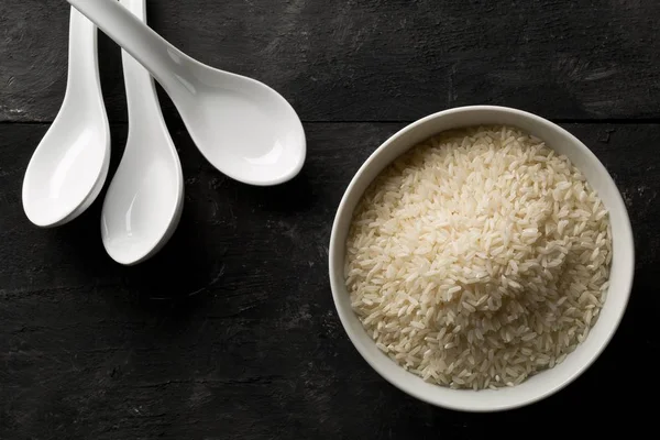 White uncooked, raw long grain rice in white bowl — Stock Photo, Image