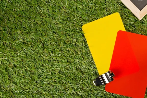 Football sport arbitre sifflet chromé avec dessin de stratégie de jeu — Photo