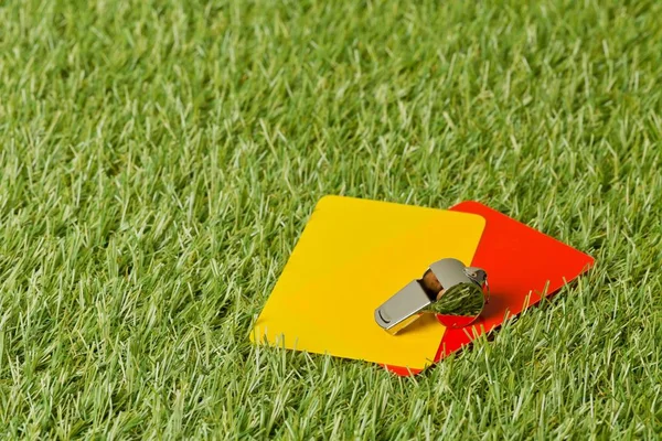 Futebol esportes árbitro cartões amarelos e vermelhos com apito cromado — Fotografia de Stock