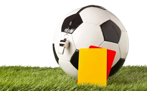 Jeden černobílý fotbalový sportovní míč s píšťalkou rozhodčího — Stock fotografie