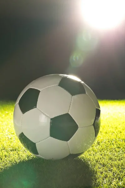 Pelota de fútbol individual sobre césped de hierba verde fondo con lensflare — Foto de Stock