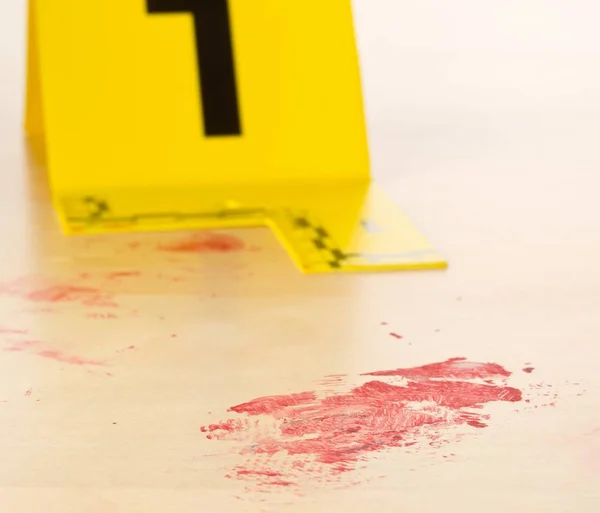 Investigação de cena de crime CSI marcador de evidência com mancha de sangue — Fotografia de Stock