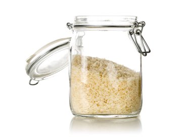 Beyaz pişmemiş, cam saklama kavanozunda çiğ uzun tahıllı pirinç. 