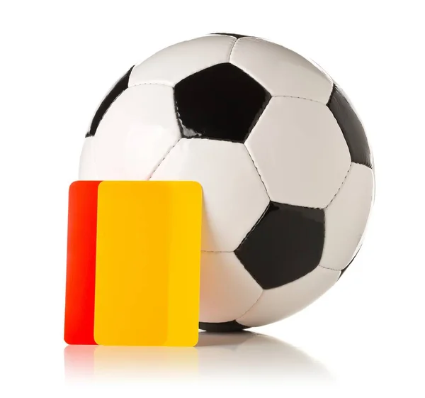 Árbitro deportivo de fútbol tarjetas amarillas y rojas con balón de fútbol — Foto de Stock
