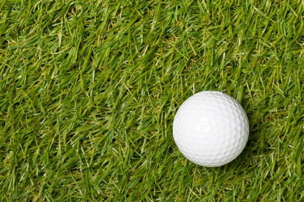 Witte golfbal op groen gras gazon met kopieerruimte bovenaanzicht — Stockfoto